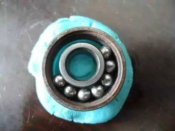 隨后將內圈擠到鋼珠那邊，使鋼珠卡在凹槽中間